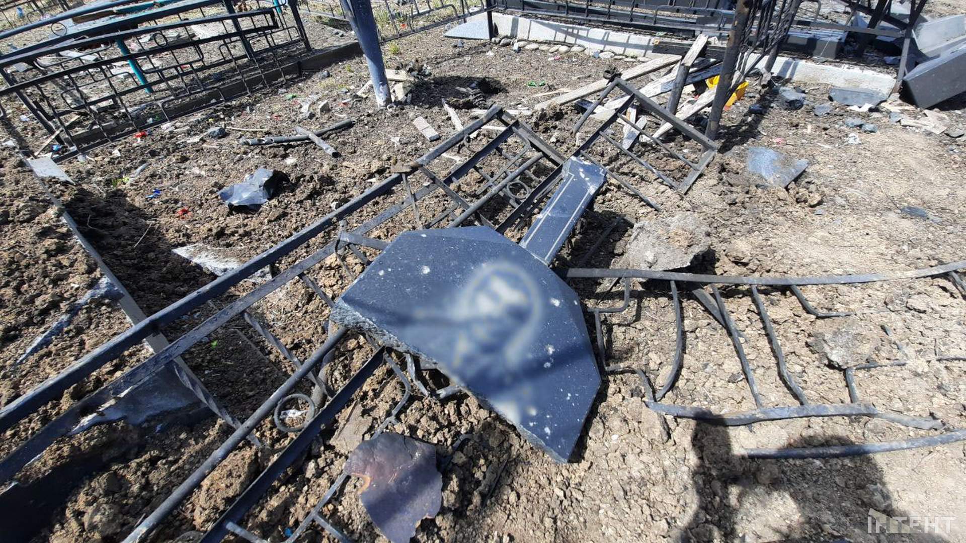 Як виглядає частина одеського кладовища, куди влучила російська ракета