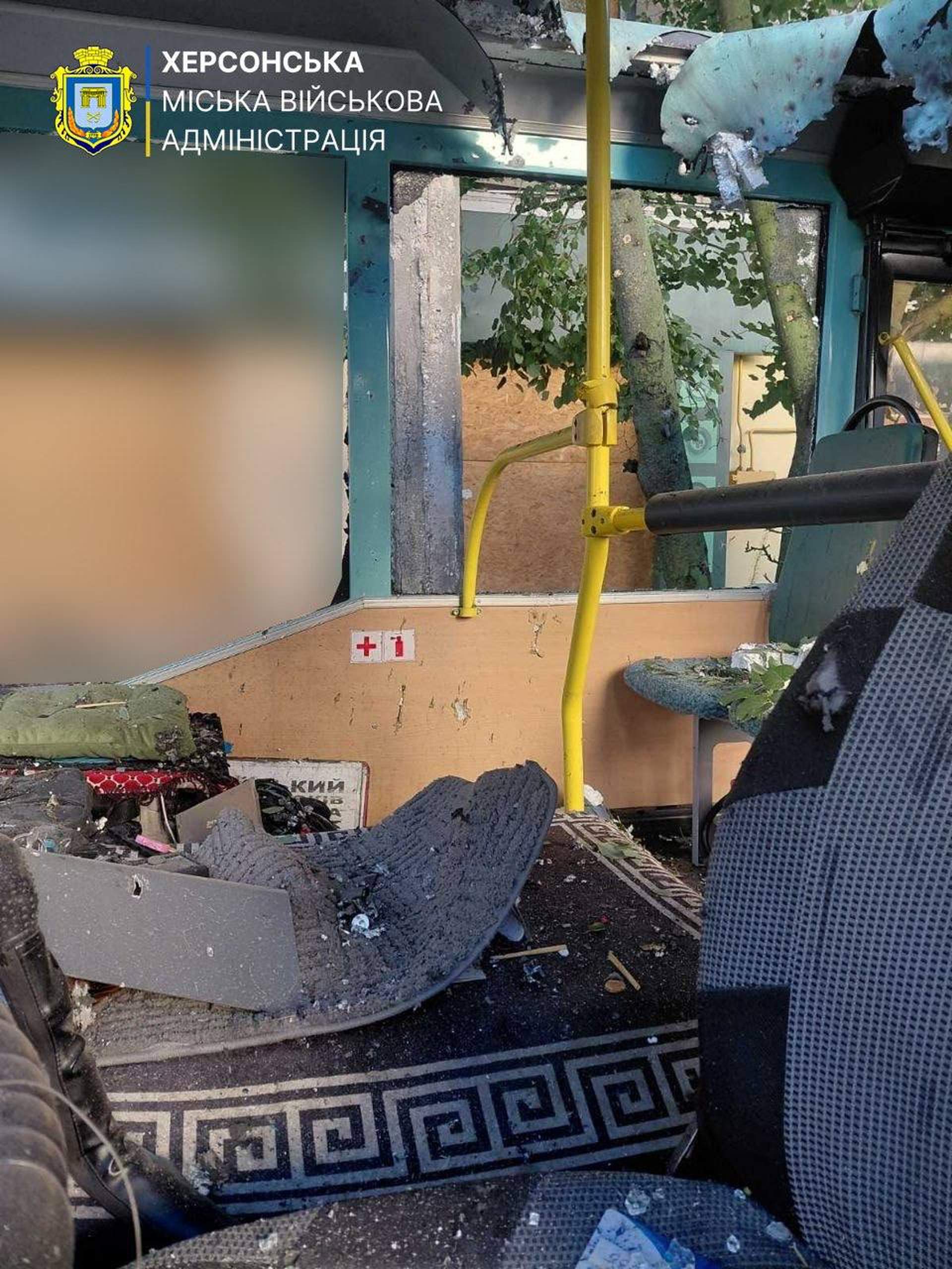 Окупанти вдарили по автобусу в центрі Херсона: є постраждалі