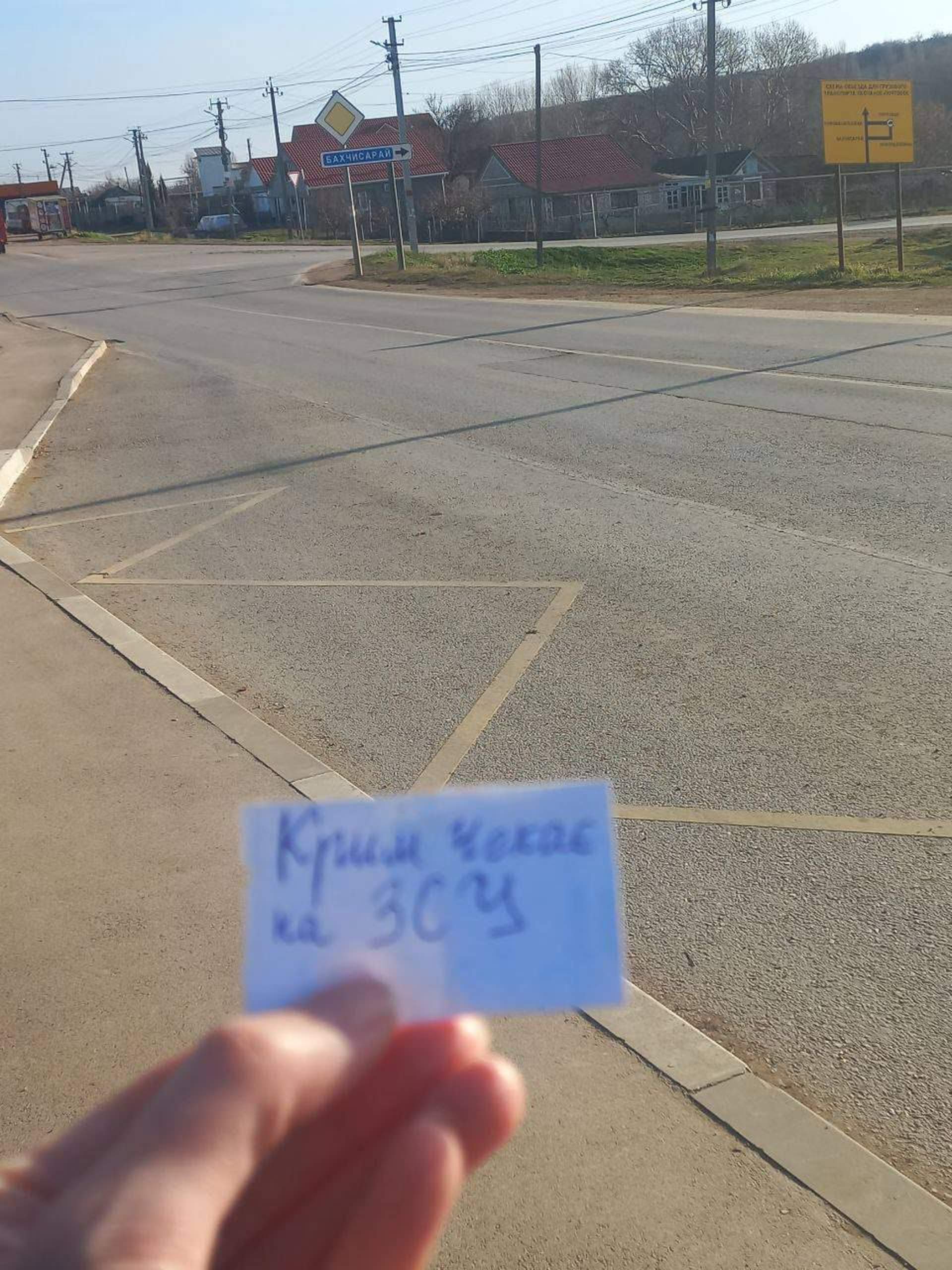 "Крим - це Україна": на півострові активісти провели акцію опору
