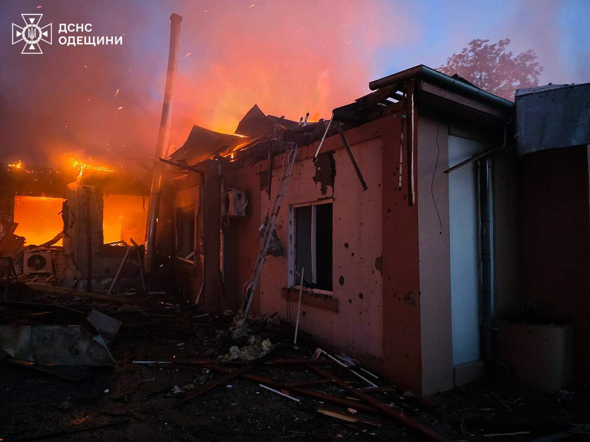 На Півдні Одещини спалахнули пожежі через нічні атаки росіян