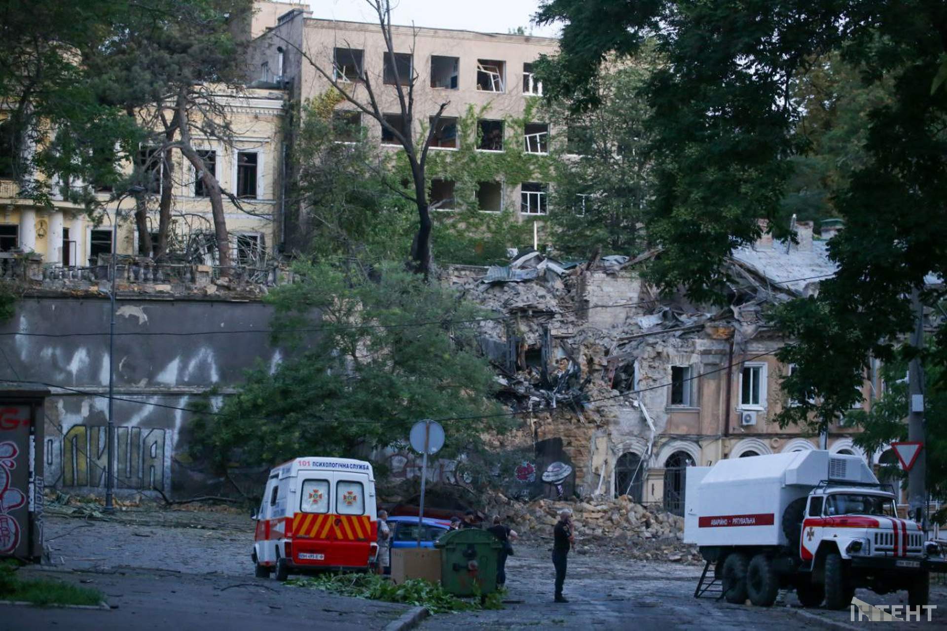 Наслідки нічної атаки росіян по Одесі в світлинах Інтента