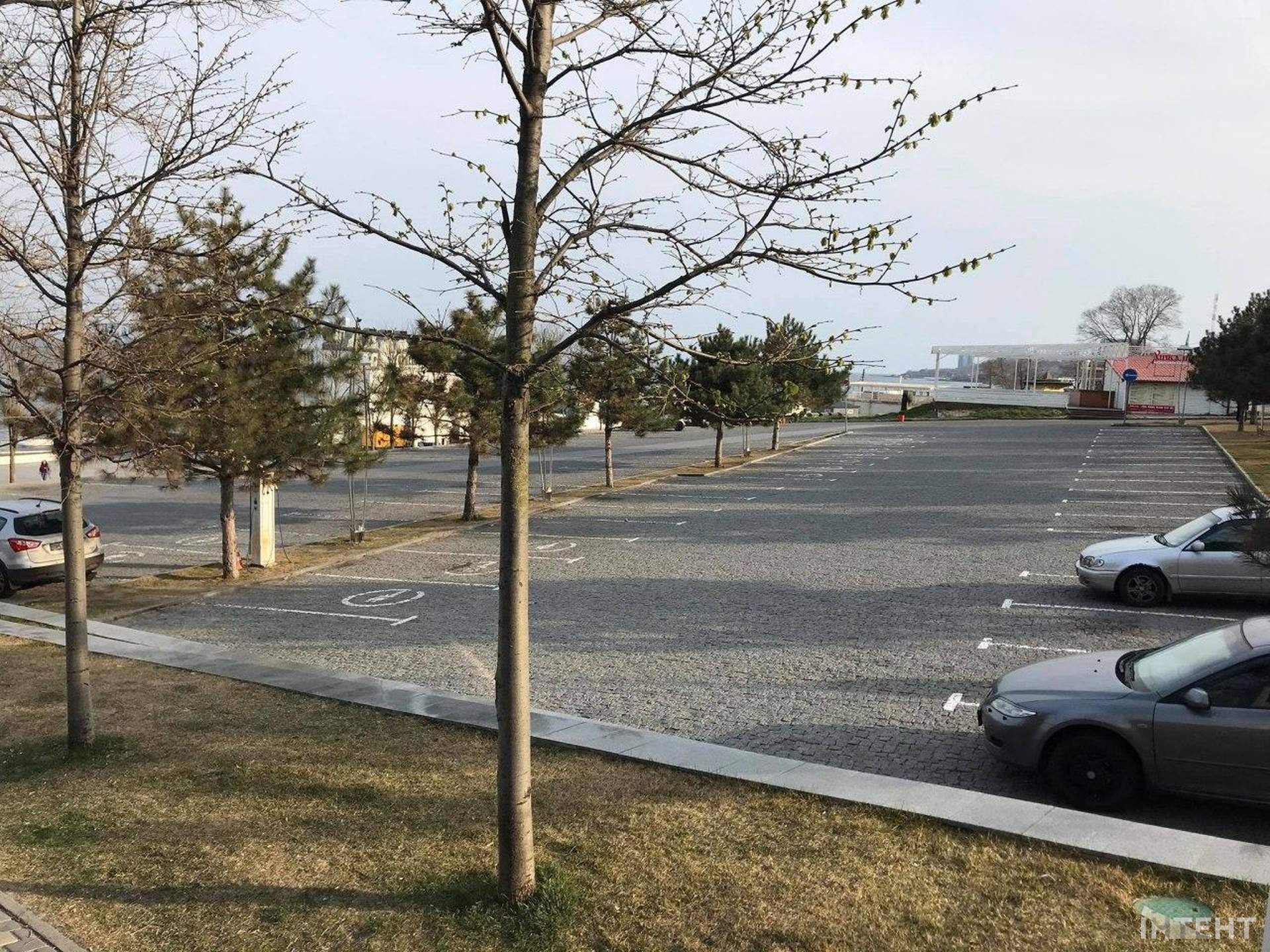 Вікенд на Ланжероні: смугасті стрічки не зупиняють одеситів, які вийшли погуляти