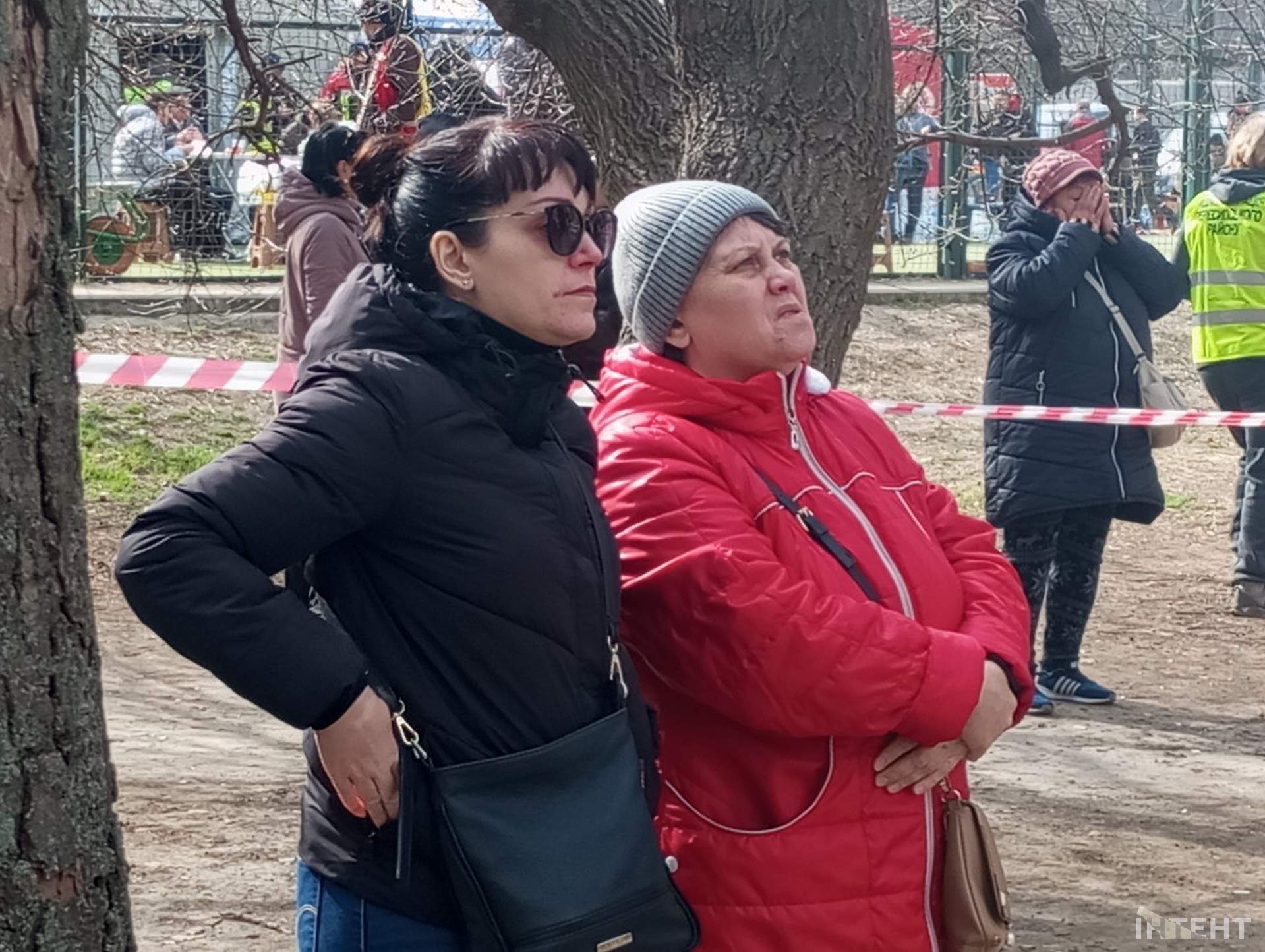 Одесити несуть іграшки та квіти на місце трагедії