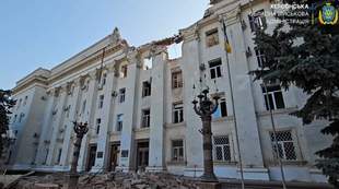 Війська агресора скинули на Херсон авіабомби, вбили людей та влучили в будівлю ОДА