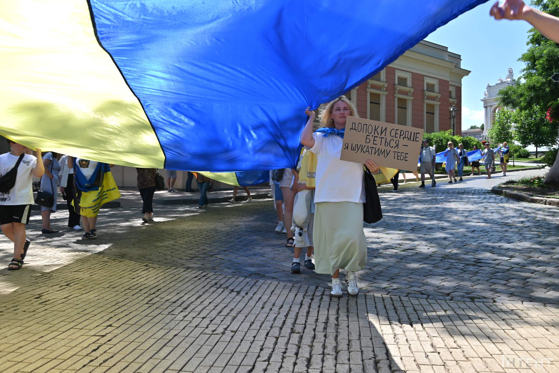Родичі полонених розгорнули в Одесі 100-метровий прапор до Дня Конституції