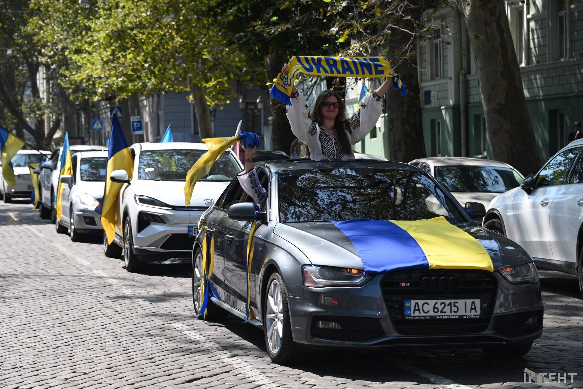 Одесити влаштували автопробіг із прапорами та фаєрами до Дня Незалежності
