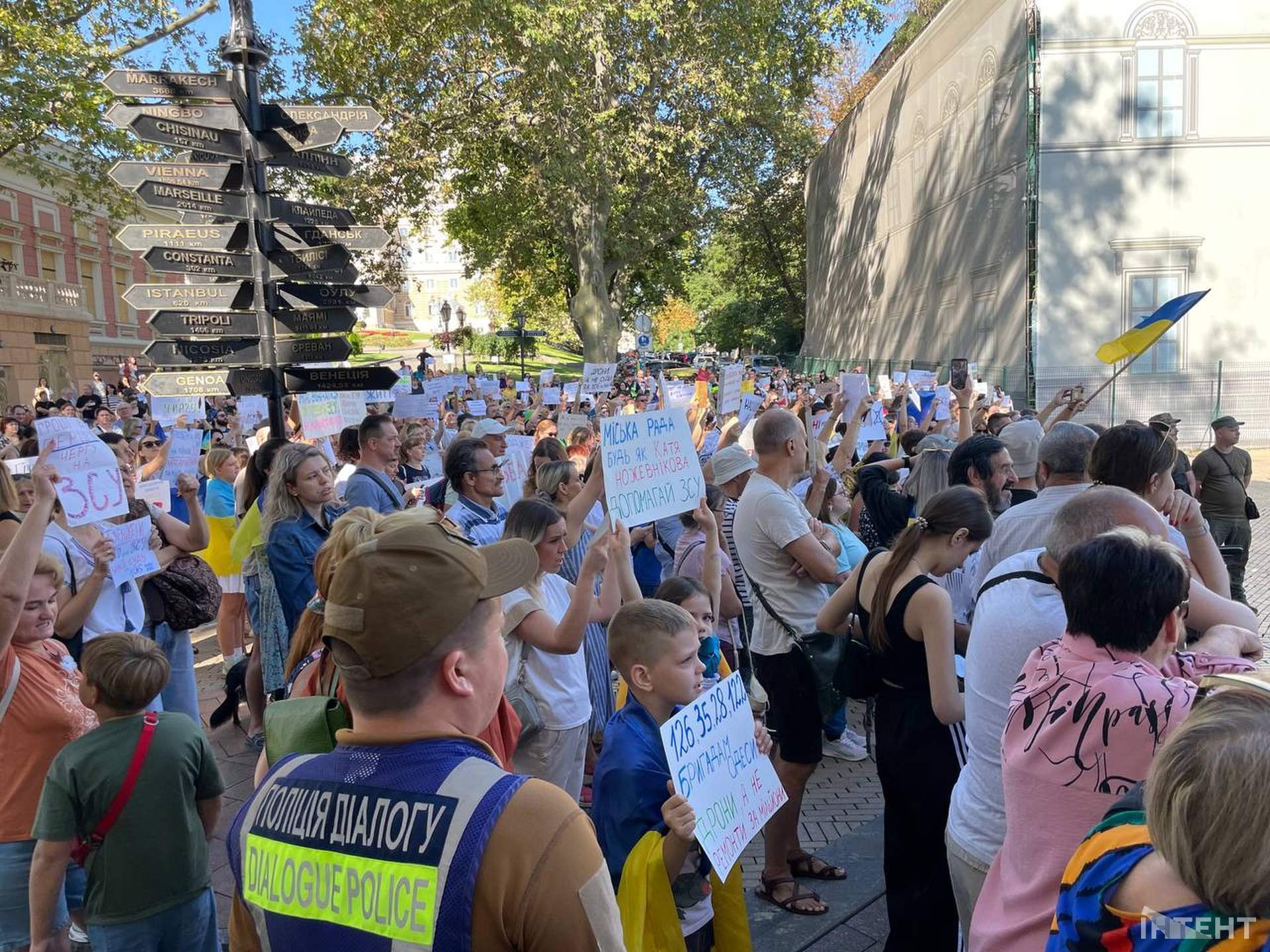 Гєна виходь: одесити шостий день поспіль мітингували під будівлею мерії