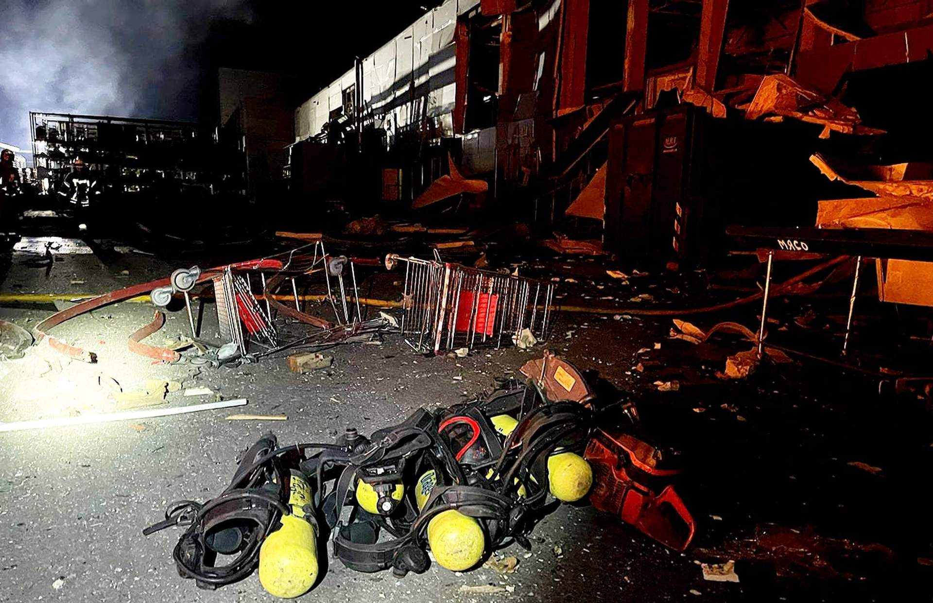 Як пожежники боролися із результатом ракетного удару по Одесі та що залишилось від торгового центру