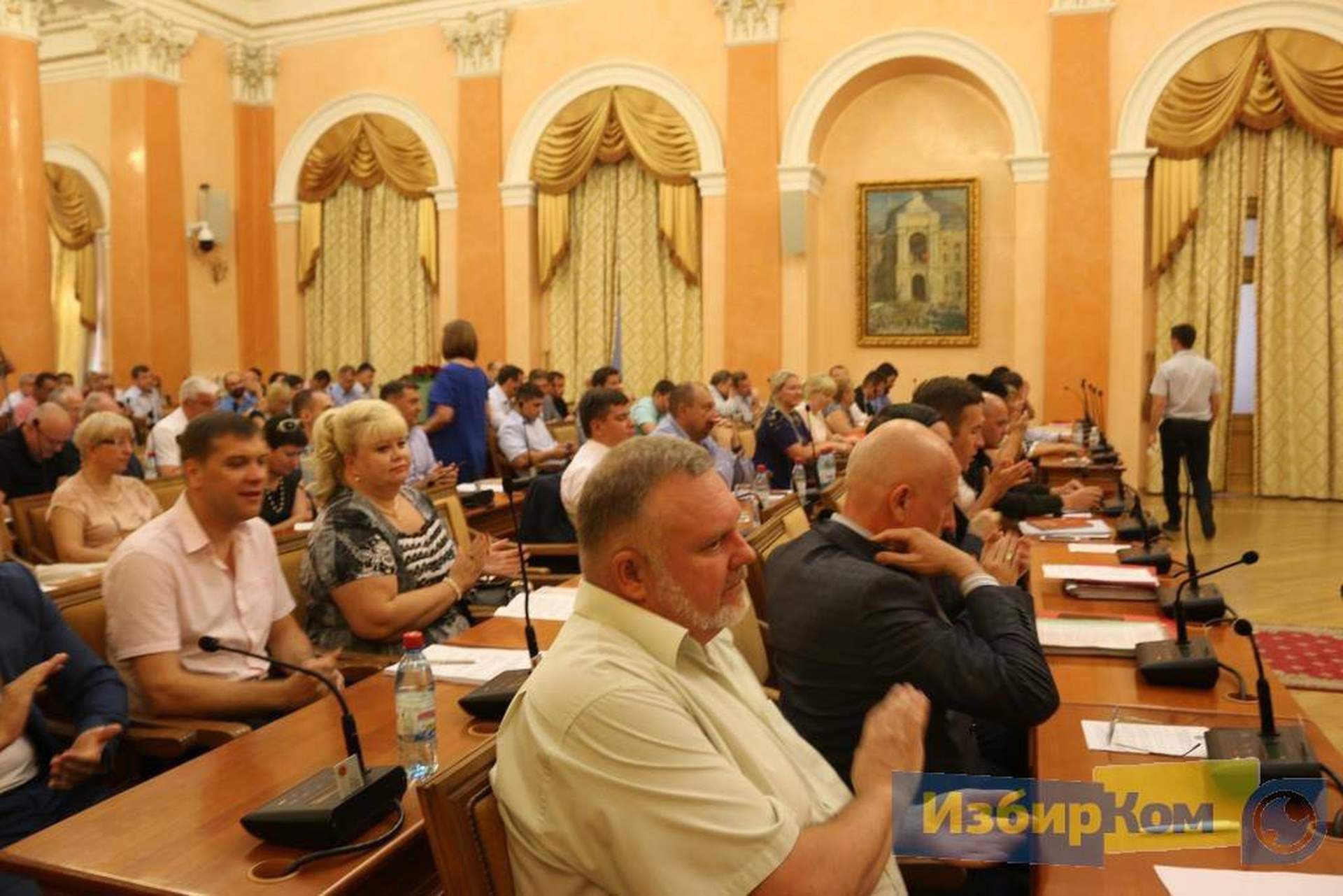 Неожиданная сессия Одесского горсовета: оцепление вокруг мэрии и сбор ради одного вопроса