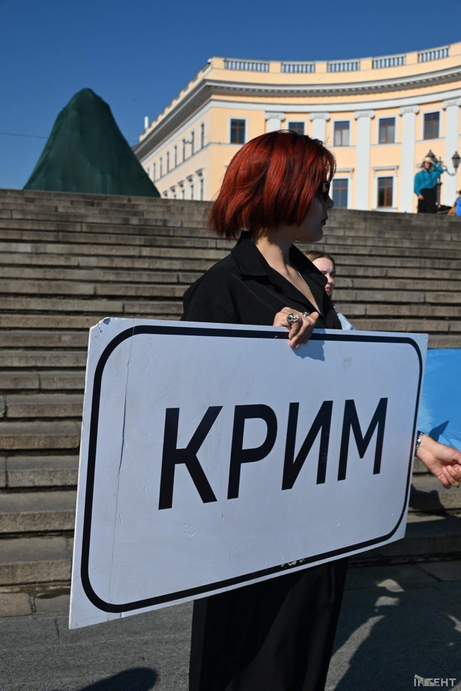 В центрі Одеси розгорнули кримськотатарський прапор