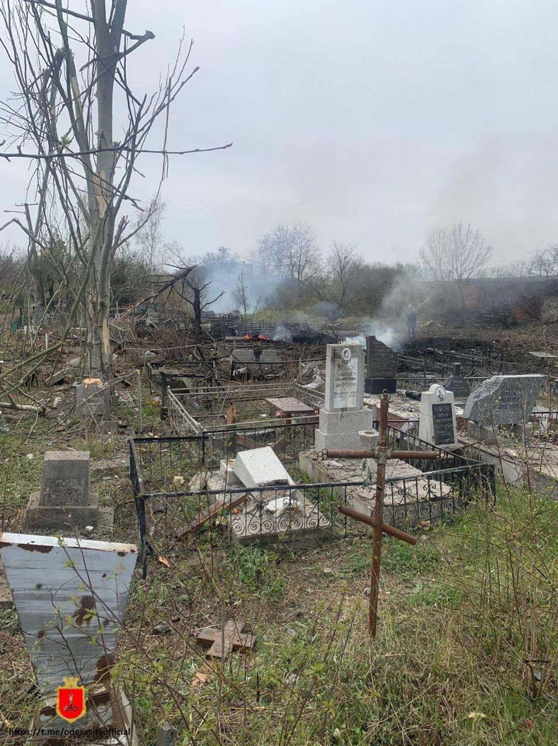 Зруйнований будинок, загиблі люди та розтрощене кладовище:  ворог вгатив по Одесі ракетами
