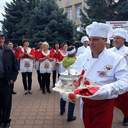 Дерево из капусты, борщ с клубникой и тридцать команд: как в Великой Михайловке соревновались в приготовлении главного украинского блюда