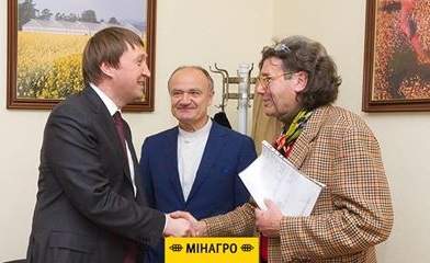 Гройсман поручил расследовать уничтожение виноградников французского винодела в Одесской области