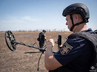 Благодійники передали миколаївським піротехнікам металодетектори