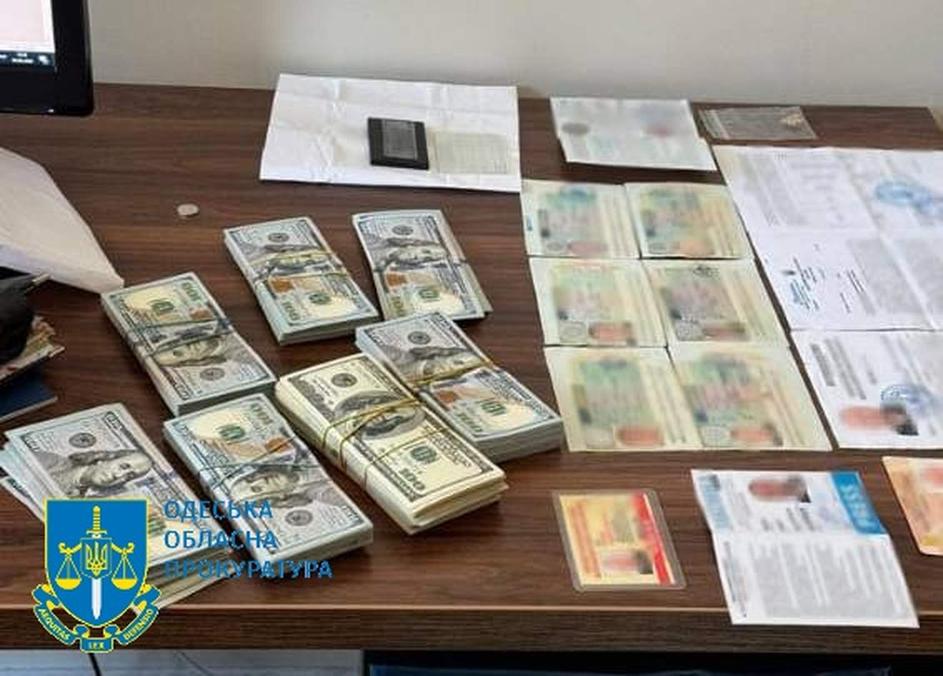 Справу про вимагання одеськими "міграційниками" 20 тисяч доларів скерували до суду