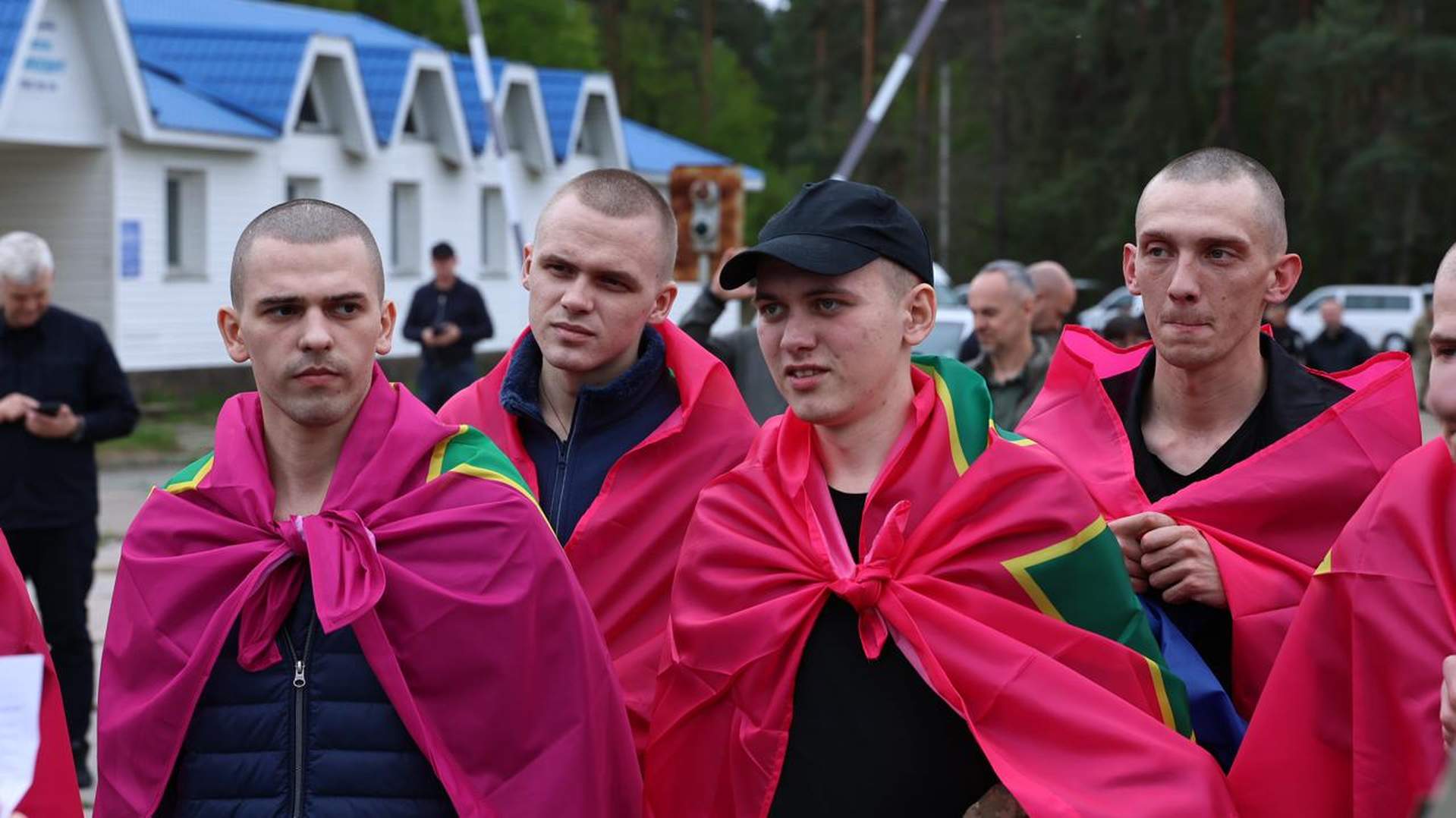 В Україну повернулися 205 військовополонених