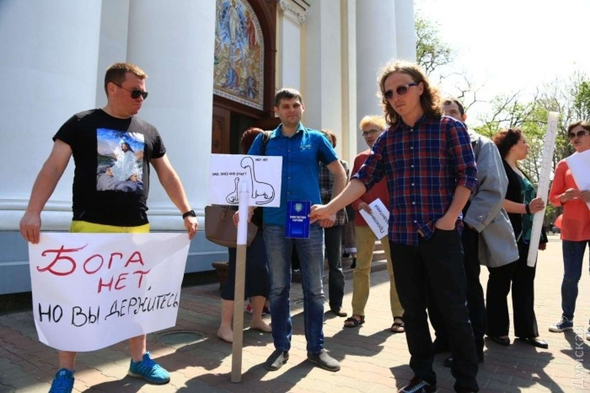 В центре Одессы "монстранты" в сопровождении человека-единорога встретились с агностиками