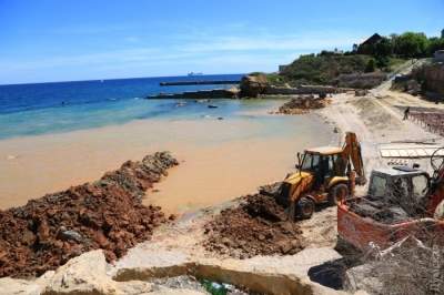 На «пляже Хмельницкого» начали строительство и восстанавливают снесенный Саакашвили забор