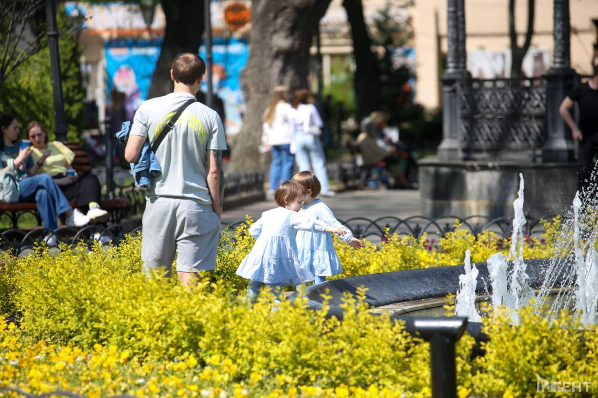 Як відзначали День матері в одеському Міському саду