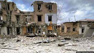 Дроны-камикадзе охотились на людей и сбросили взрывчатку на микроавтобус в Херсоне