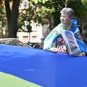 Родичі полонених розгорнули в Одесі 100-метровий прапор до Дня Конституції