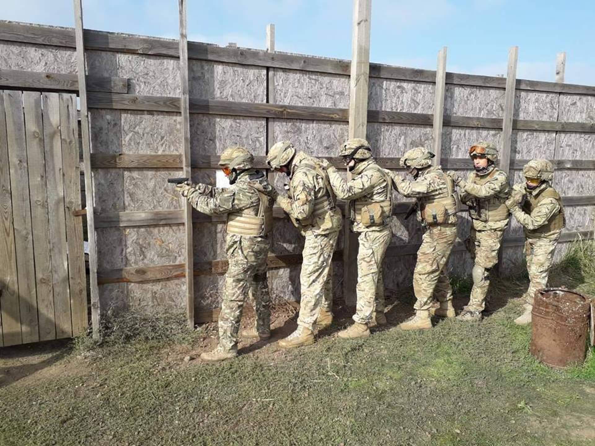 Спецпризначенці Військової служби правопорядку стрибали з парашутами