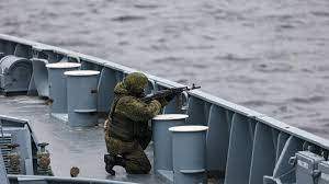 Ворожі кораблі тренуються в морі