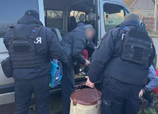 Evacuating under fire: a family with 10 dogs leaves frontline Komyshany