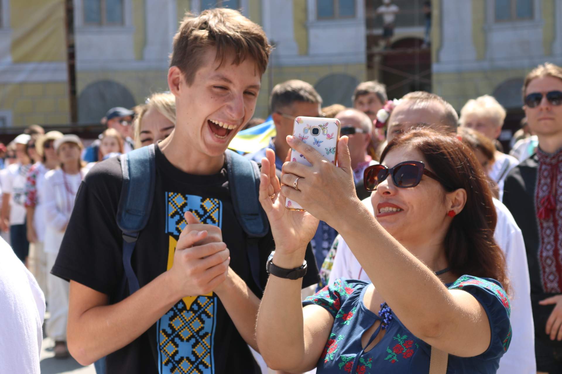 В Одесі майже дві тисячі людей у вишиванках утворили живий ланцюг