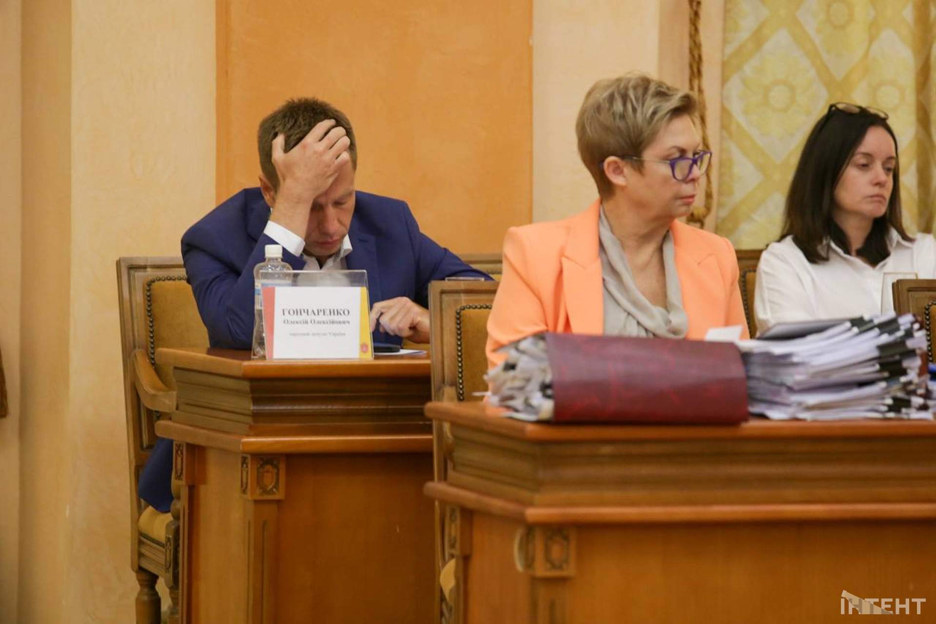 Бурхлива сесія та мітинг у світлинах Інтента