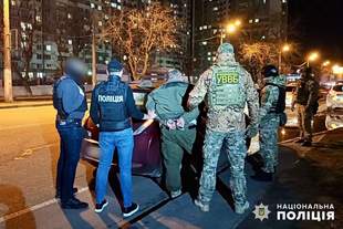 Поліцейські повідомили одеситу про підозру в організації незаконного переправлення ухилянтів