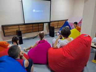 Для херсонських дітей організували кінопоказ в укритті