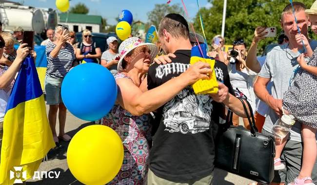 Віталія Гиренка зустрічають з полону в Ізмаїлі. ФОТО: Державна прикордонна служба
