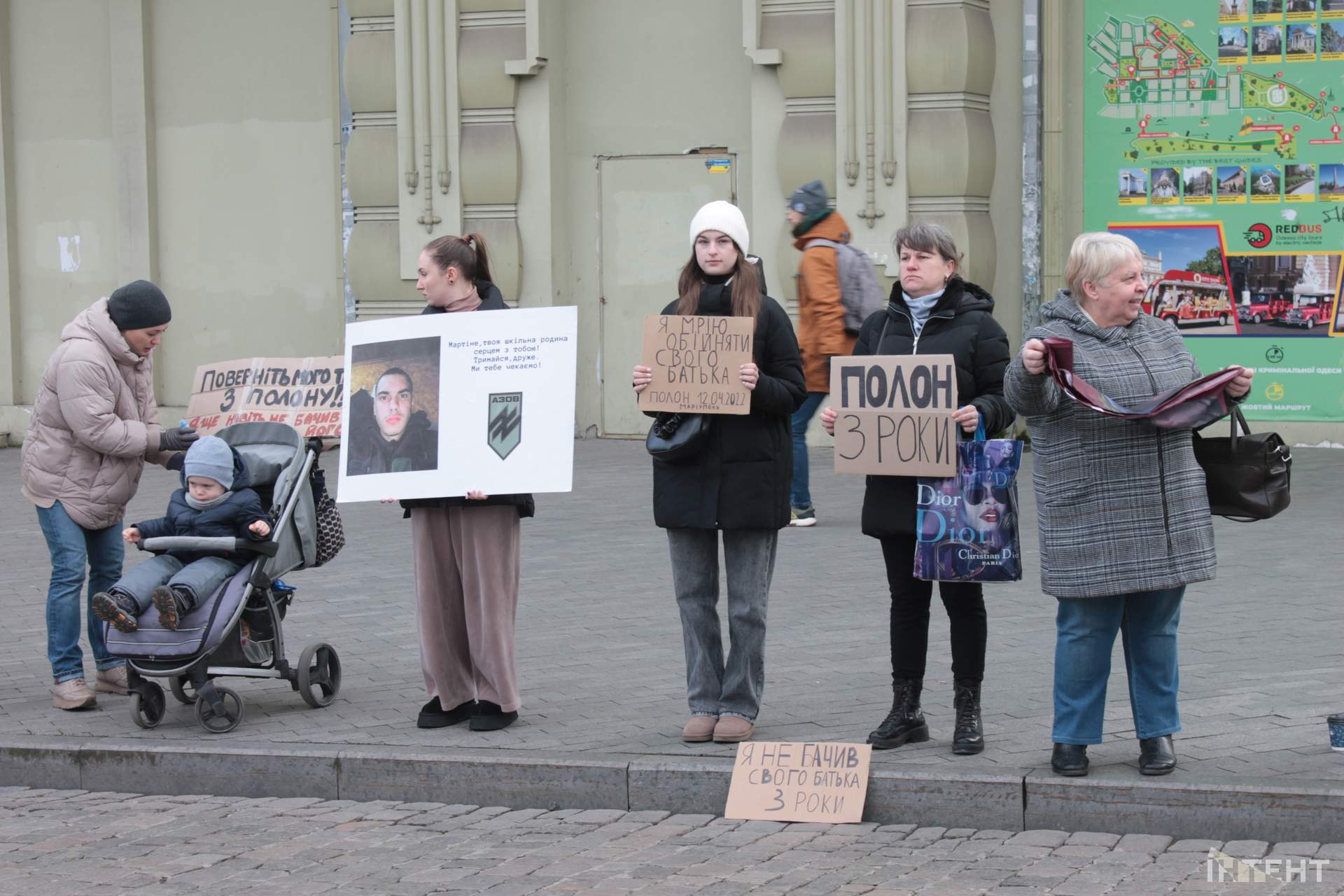 Одесити зібралися на акцію підтримки військовополонених в центрі міста