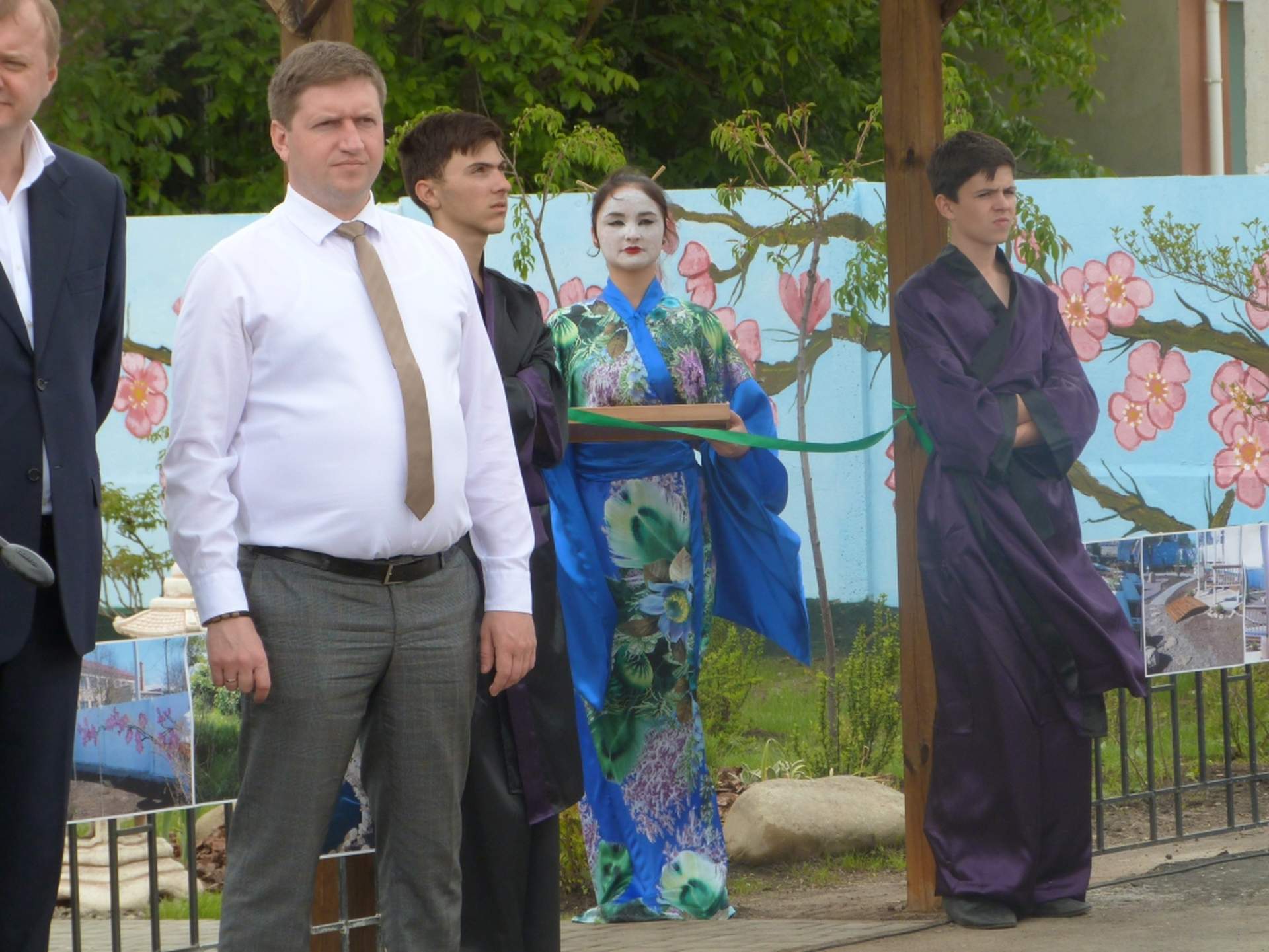 У Доброславі урочисто відкрили "Японський сад" з сакурами, золотими рибками і скульптурами