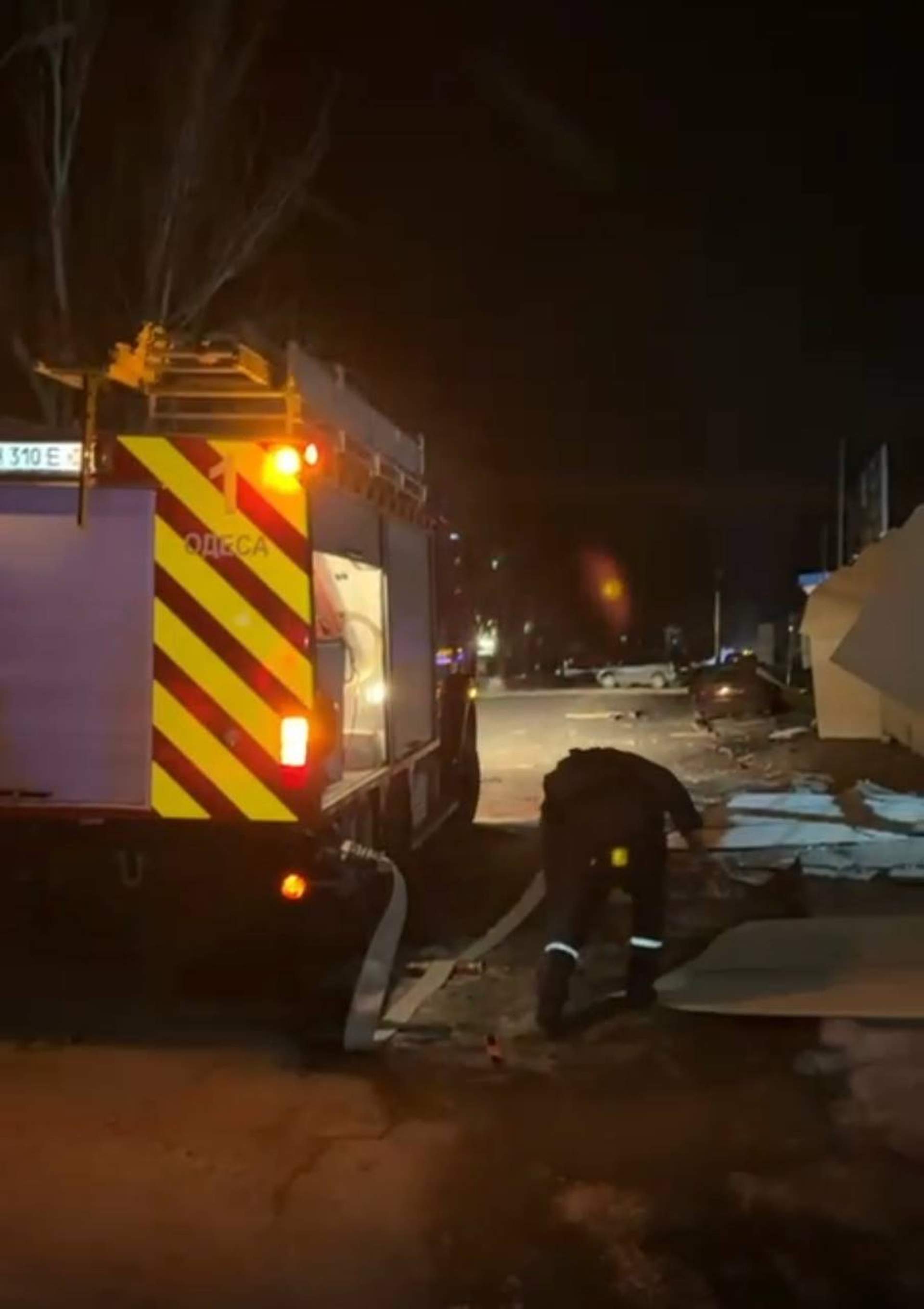 Внаслідок двох хвиль нічних атак в Одесі постраждали шість жителів