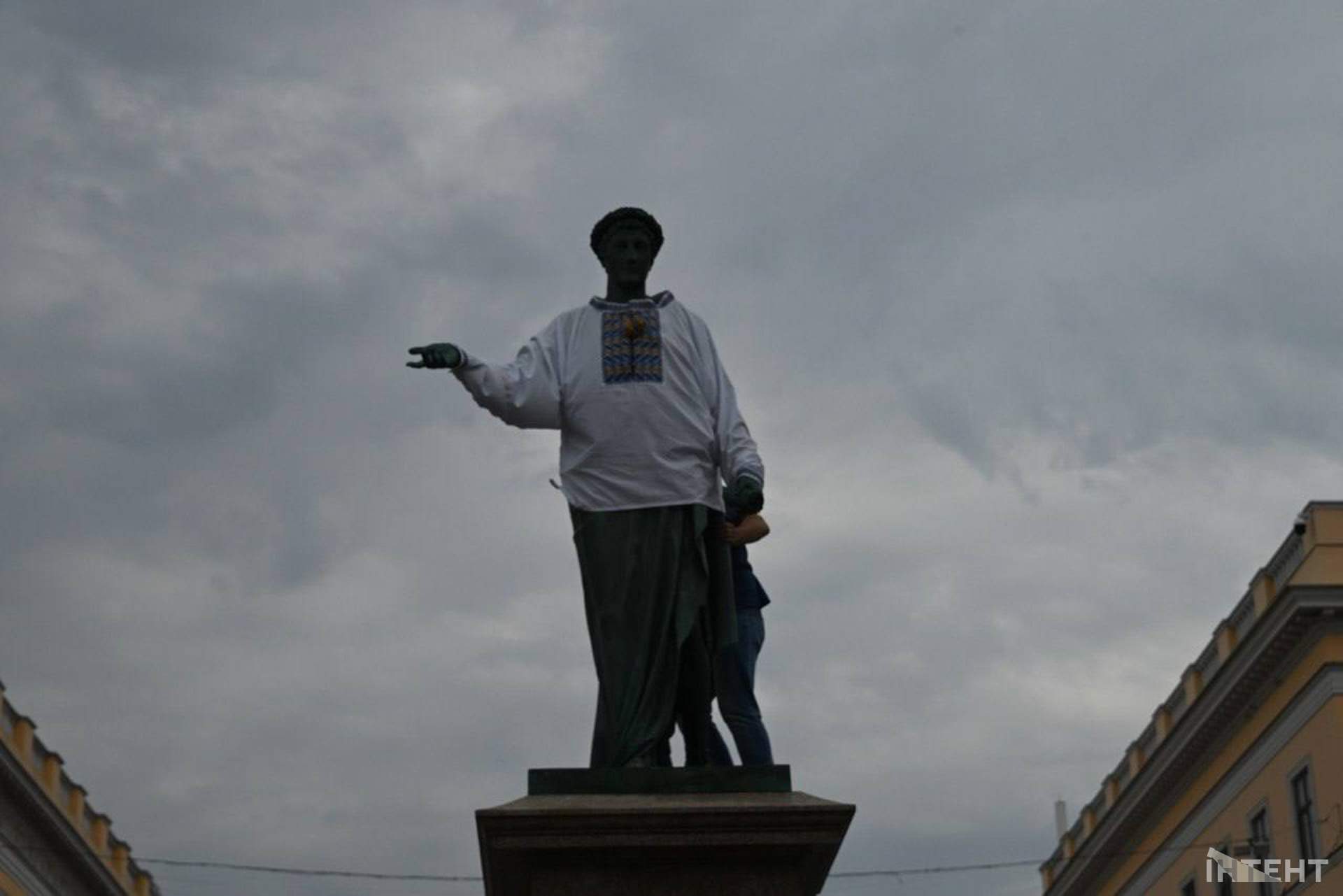 Дюка знову вдягнули у вишиванку: в Одесі розгорнули 35-метровий прапор