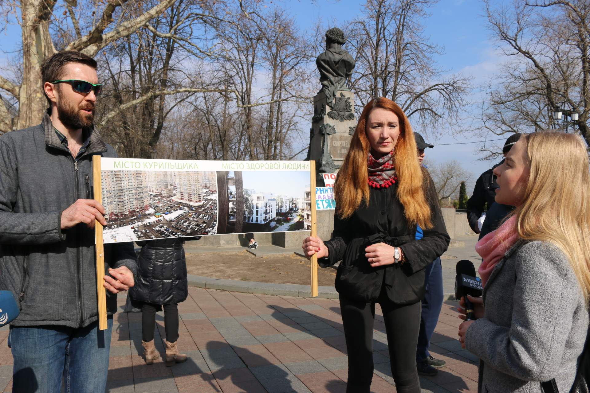 Сессия Одесского городского совета: мэрия внутри и снаружи