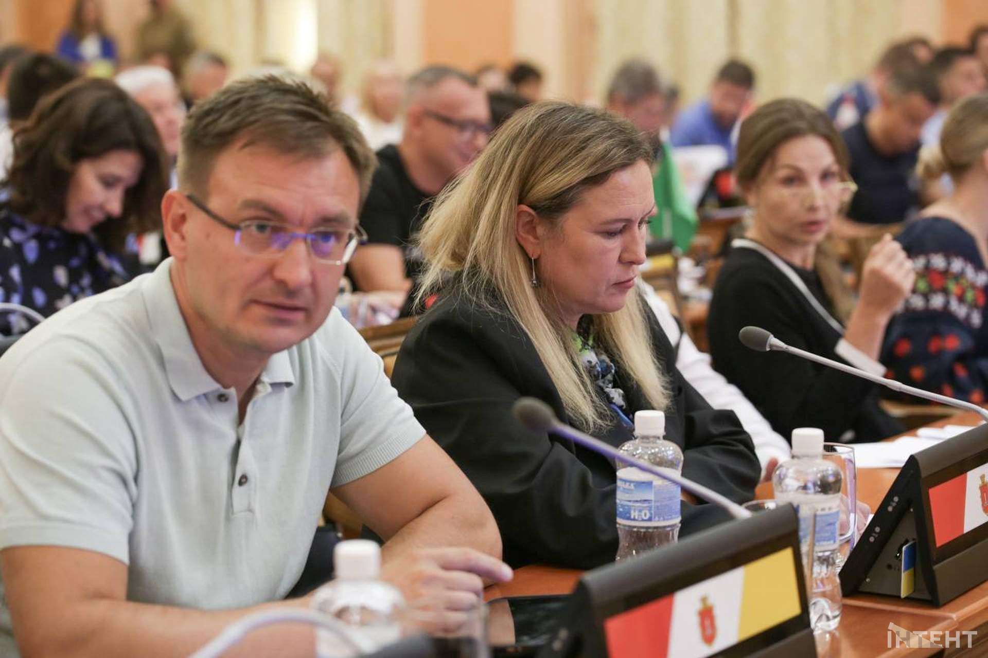 Бурхлива сесія та мітинг у світлинах Інтента