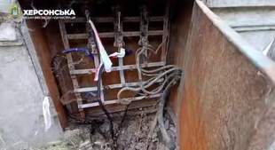 В Херсоні під обстрілами відновлюють електропостачання постраждалих від повені будинків