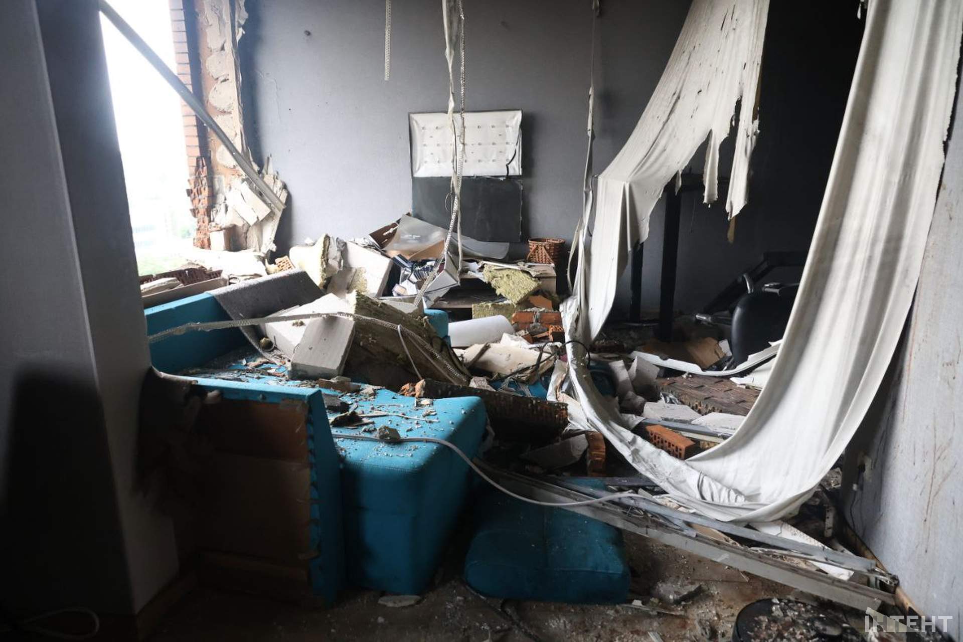 Наслідки влучання дрону в багатоповерхівку в Одесі у світлинах Інтента