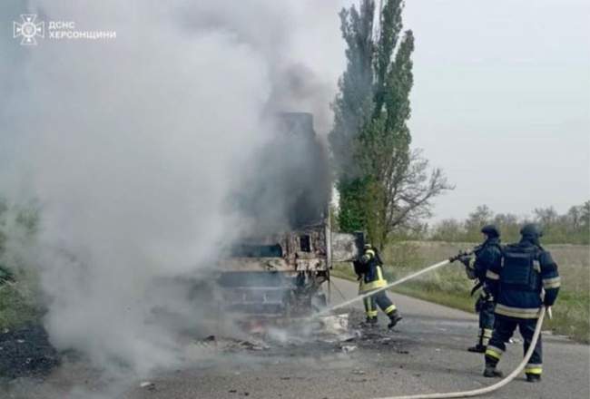 Наслідки обстрілу. Фото: ДСНС України в Херсонській області