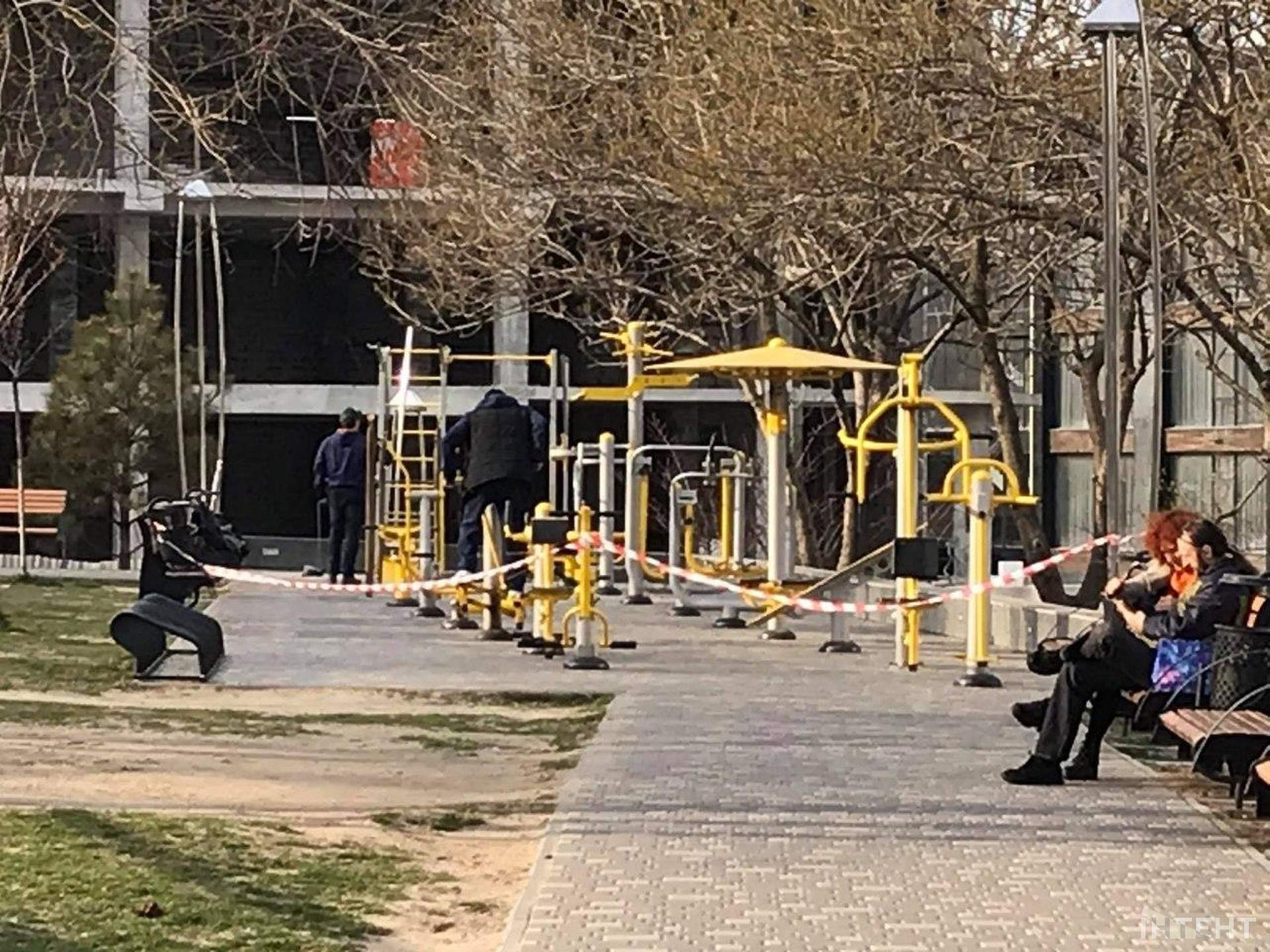 Вікенд на Ланжероні: смугасті стрічки не зупиняють одеситів, які вийшли погуляти