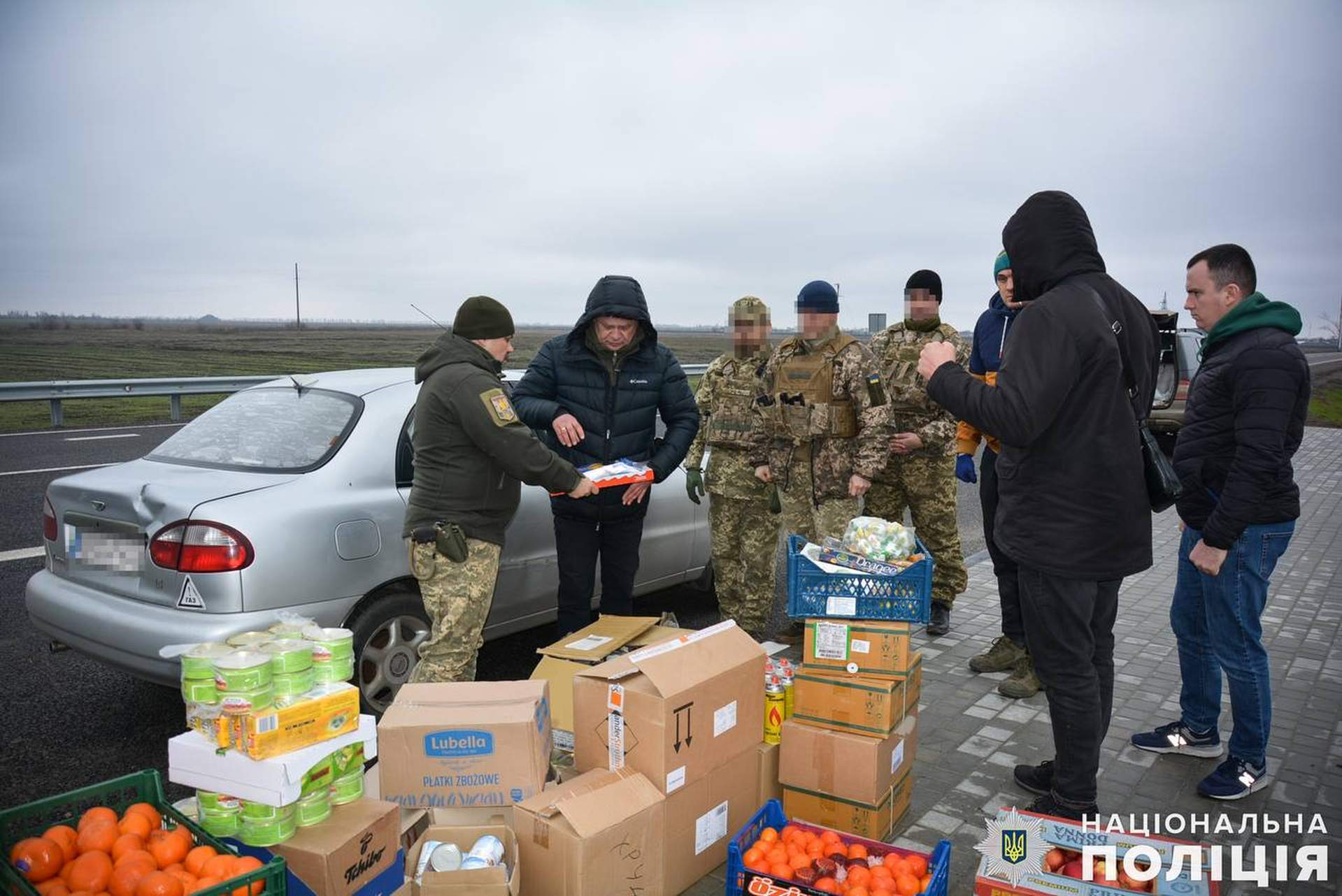 Миколаївським тероборонцям, що стоять на захисті Херсона, передали подарунки