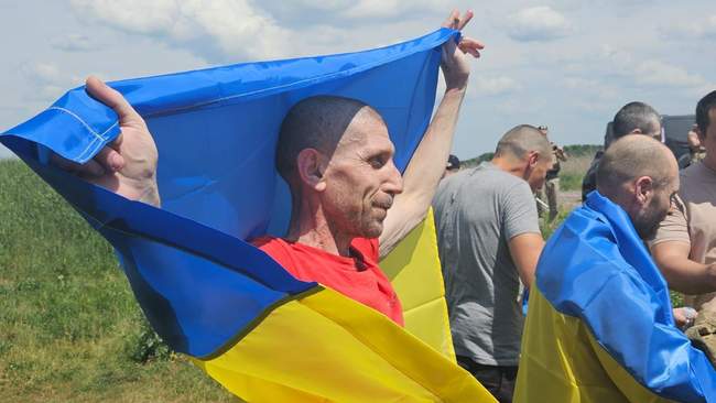 Стали відомі деталі обміну: з ворожої неволі повернулися захисники острова Зміїний