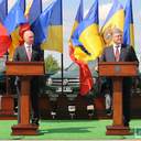 Как президент Порошенко границу открывал