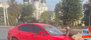 Возле железнодорожного вокзала водитель прокатил на капоте сотрудника ТЦК