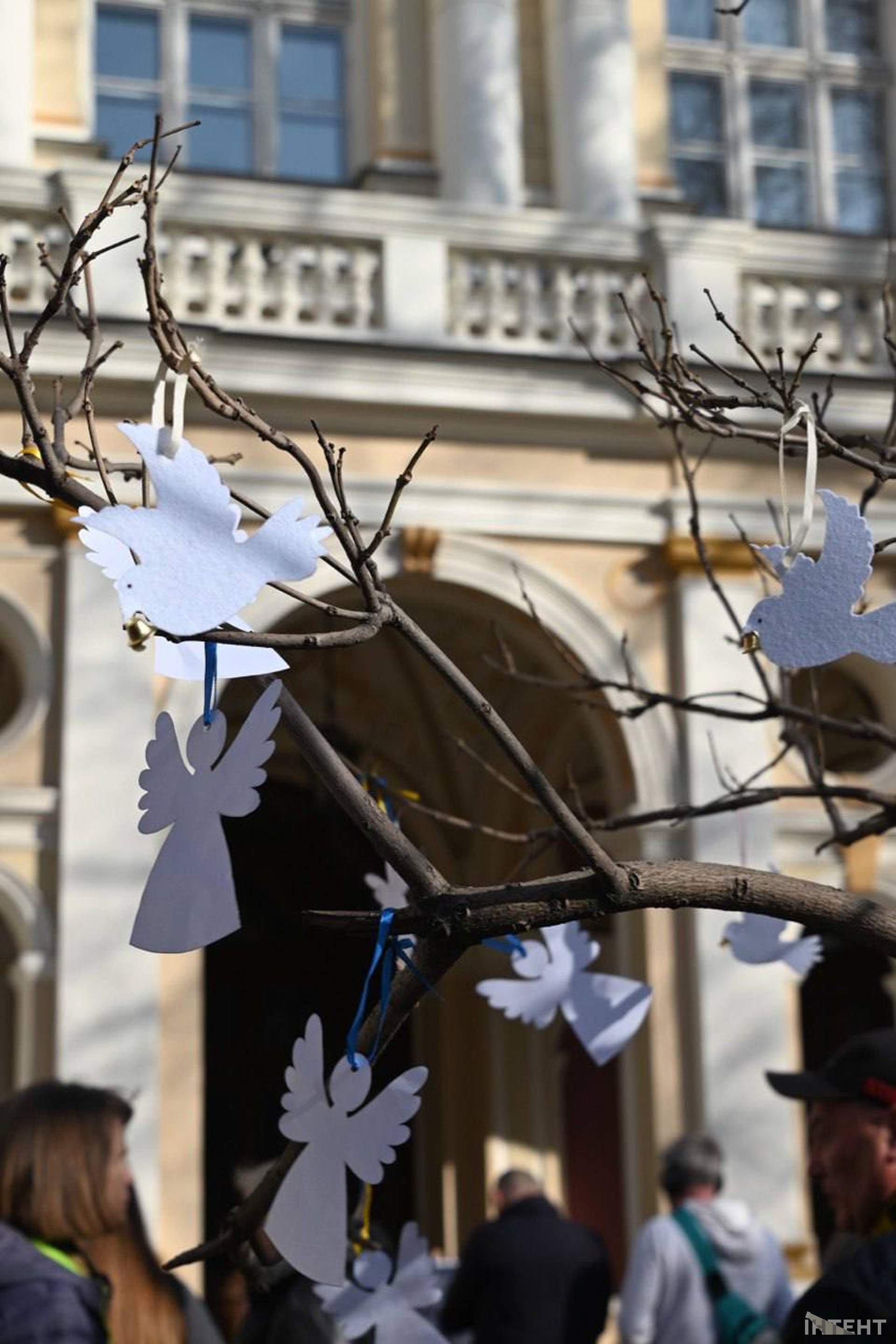 В Одесі вшанували пам'ять вбитих росіянами у драмтеатрі Маріуполя