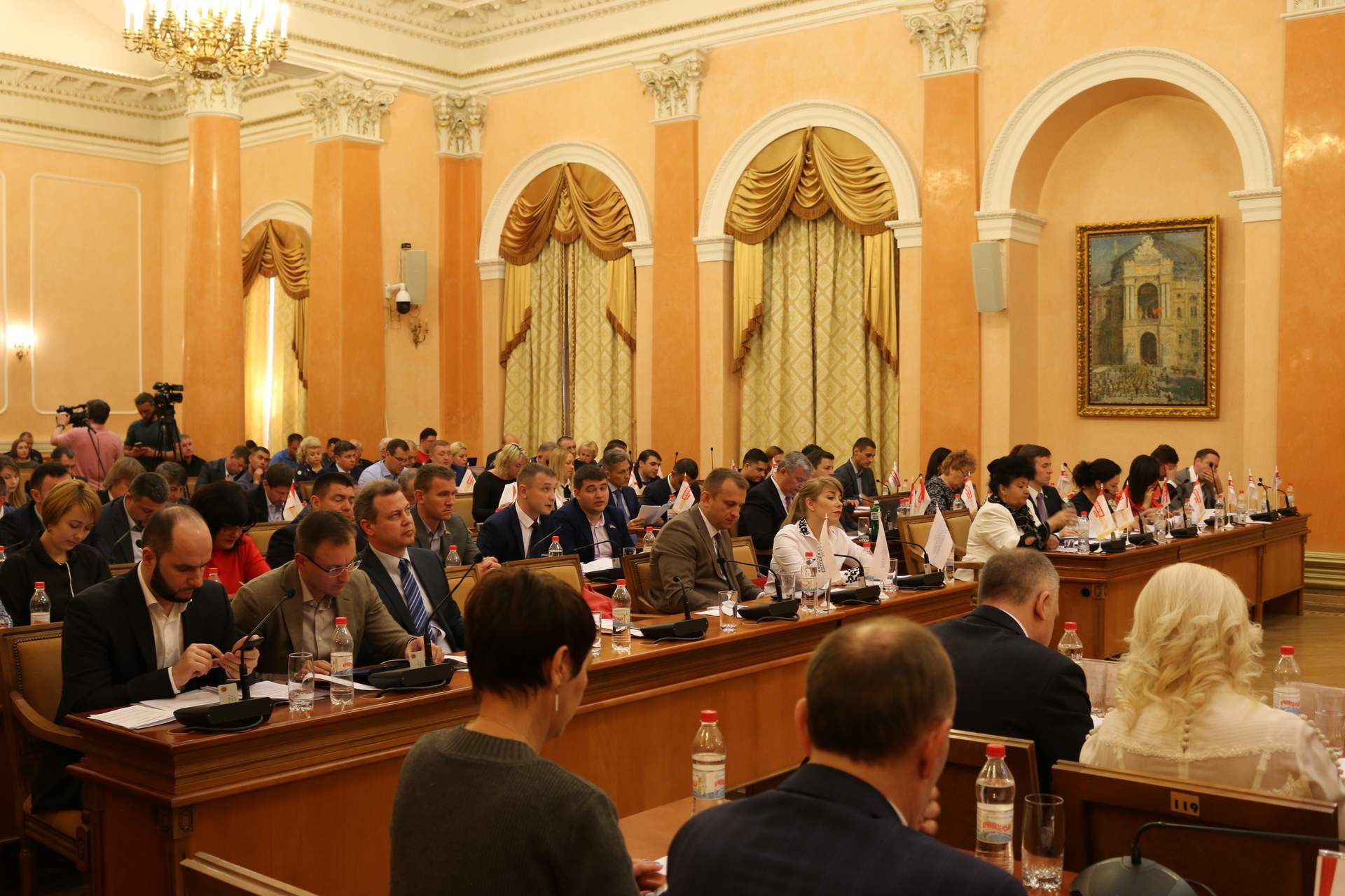 Сессия Одесского городского совета: палатка перед мэрией и "подарок" депутатам