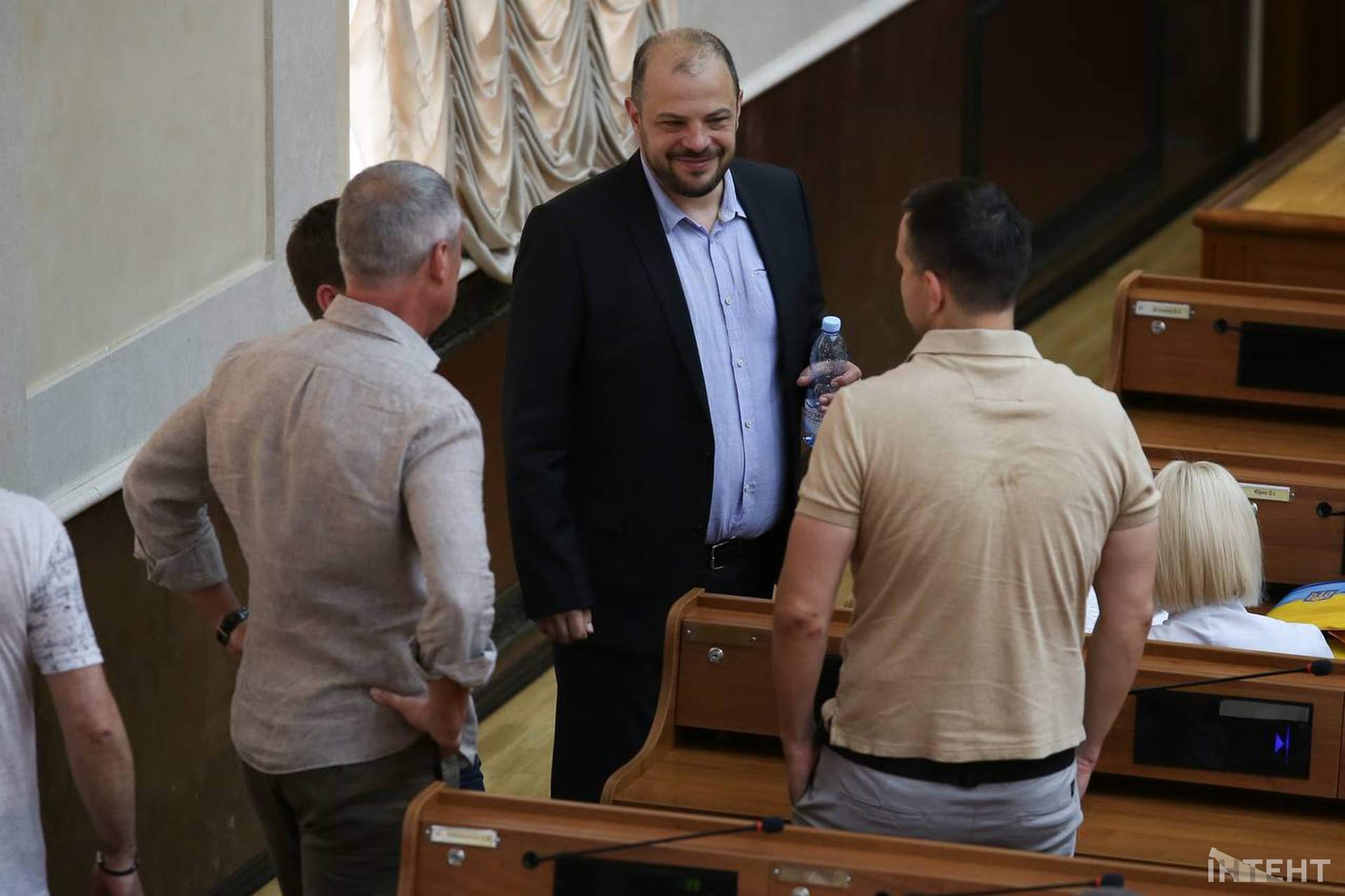 Бронювання охоронців замість медиків та підвищення зарплат: сесія Одеської облради у світлинах Інтента